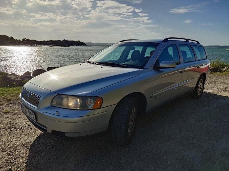 Grå Begagnad 2006 Volvo V70 Kombi | 35 000 kr (Marknadspris) - Bild 1/4