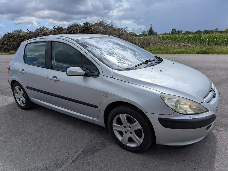 Grå Begagnad 2004 Peugeot 307 Halvkombi | 19 000 kr (Marknadspris) - Bild 1/4