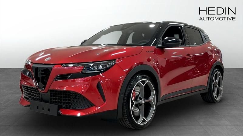 Röd (red) Ny 2025 Alfa Romeo Junior Veloce Halvkombi | 516 800 kr - Bild 1/4