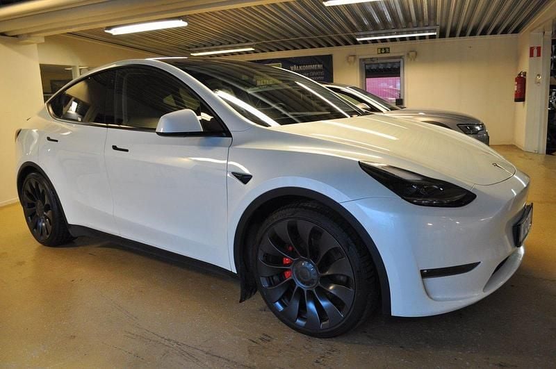 Vit Begagnad 2023 Tesla Model Y Long Range AWD SUV | 399 000 kr (Marknadspris) - Bild 1/4