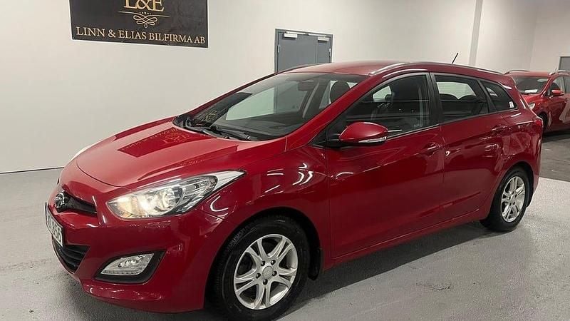 Röd Begagnad 2013 Hyundai i30 Kombi | 69 900 kr (Marknadspris) - Bild 1/4