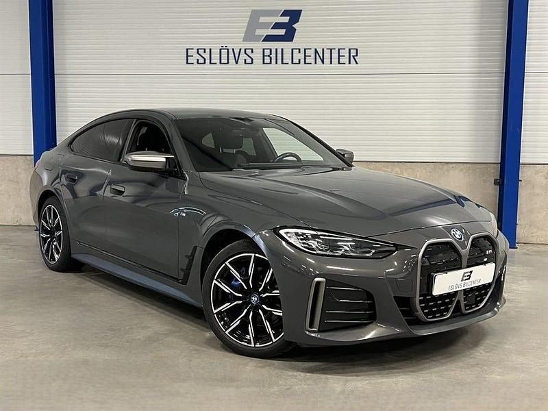 Grå Begagnad 2022 BMW i4 M Sport Sedan | 499 990 kr (Marknadspris) - Bild 1/4