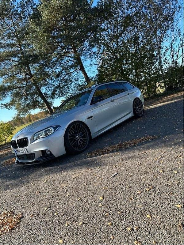 Silver Begagnad 2014 BMW 530 M Sport Kombi | 200 000 kr (Dyr) - Bild 1/4