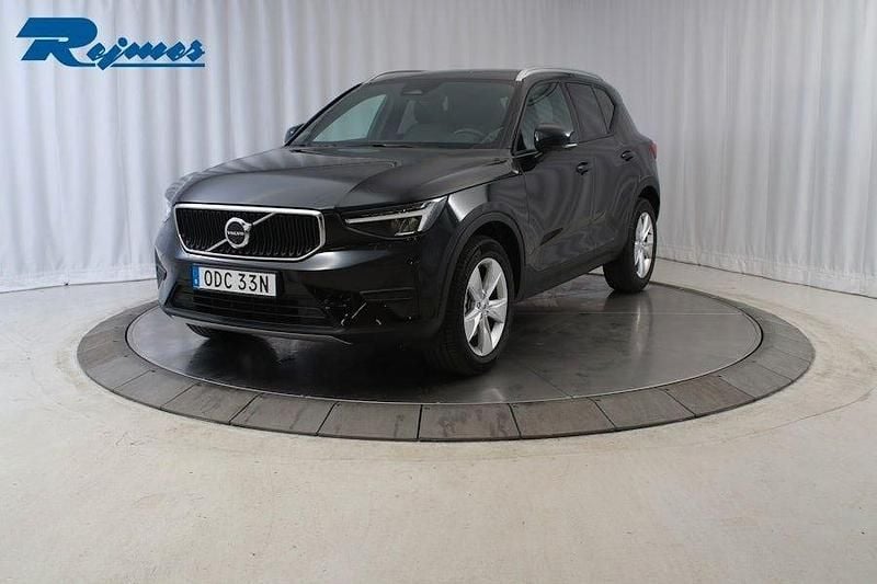 Svart Begagnad 2025 Volvo XC40 Core SUV | 399 900 kr (Marknadspris) - Bild 1/4