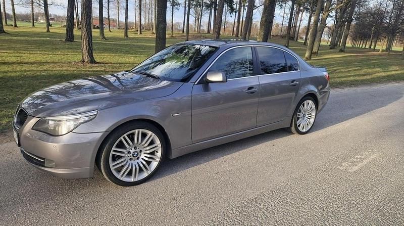 Grå Begagnad 2008 BMW 523 Sedan | 65 000 kr (Marknadspris) - Bild 1/4