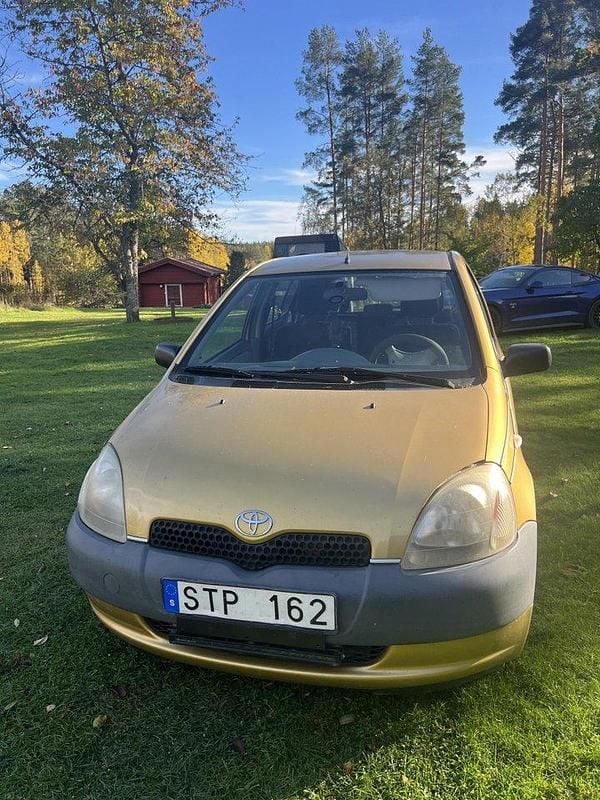 Gul Begagnad 2001 Toyota Yaris Halvkombi | 14 000 kr (Bra pris) - Bild 1/4