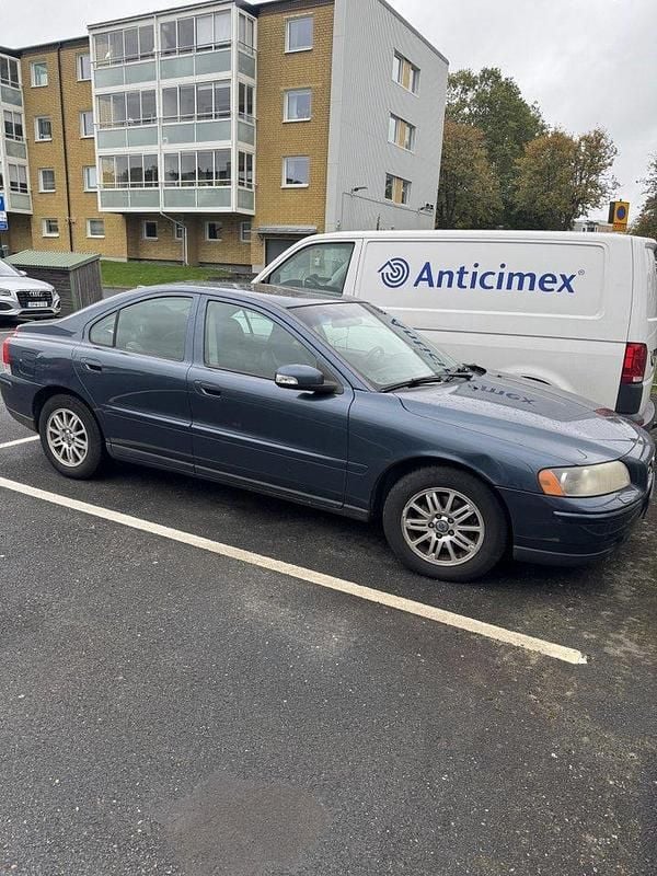 Blå Begagnad 2007 Volvo S60 Kinetic Sedan | 48 000 kr (Marknadspris) - Bild 1/4