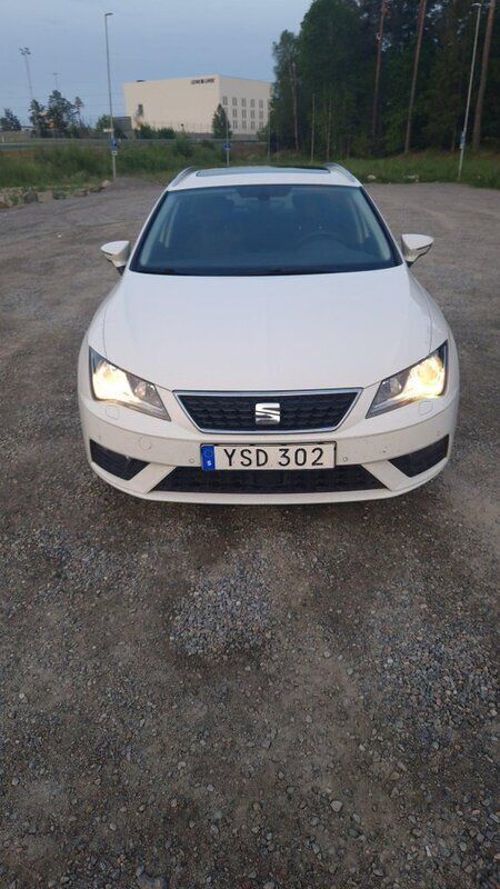 Vit Begagnad 2019 Seat Leon ST Style Kombi | 95 900 kr (Marknadspris) - Bild 1/4