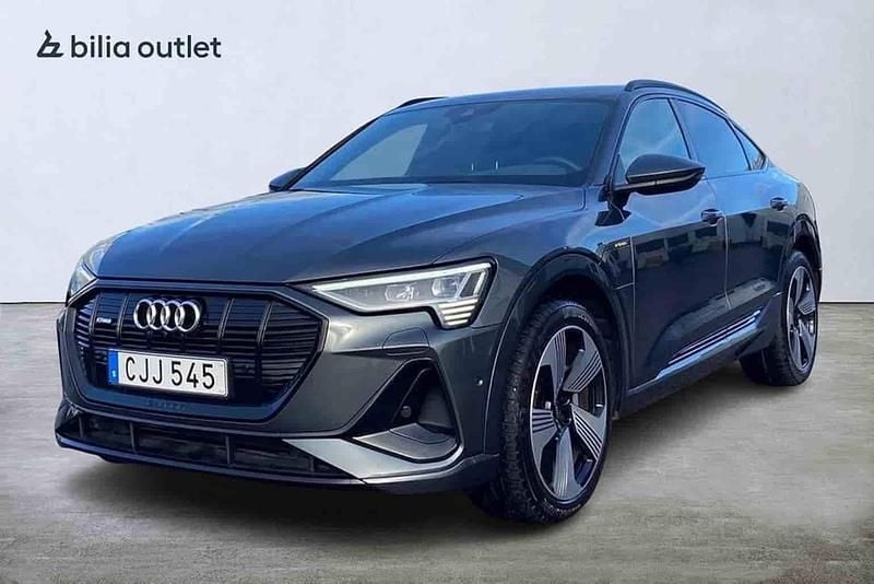 Grå Begagnad 2022 Audi e-tron Sportback SUV | 469 900 kr (Marknadspris) - Bild 1/1