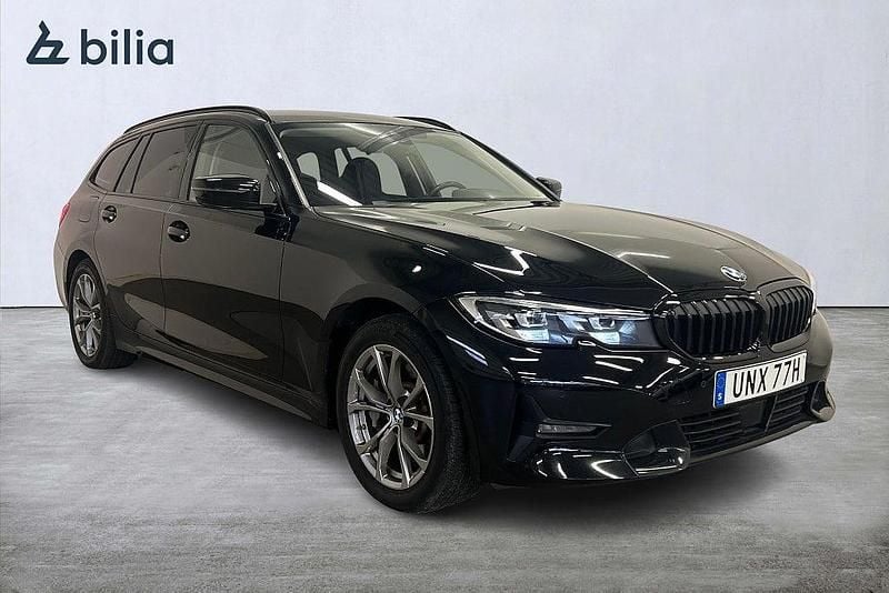 Svart Begagnad 2020 BMW 330e Sport Line Kombi | 269 000 kr (Bra pris) - Bild 1/4