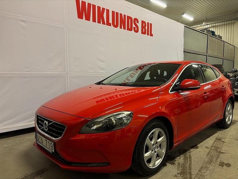 Röd Begagnad 2013 Volvo V40 Halvkombi | 104 900 kr (Marknadspris) - Bild 1/4