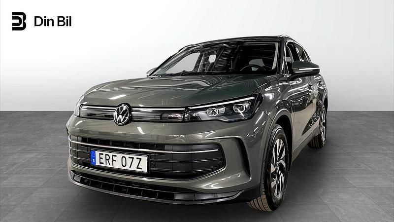 Grön Begagnad 2025 VW Tiguan SUV | 389 900 kr (Marknadspris) - Bild 1/4