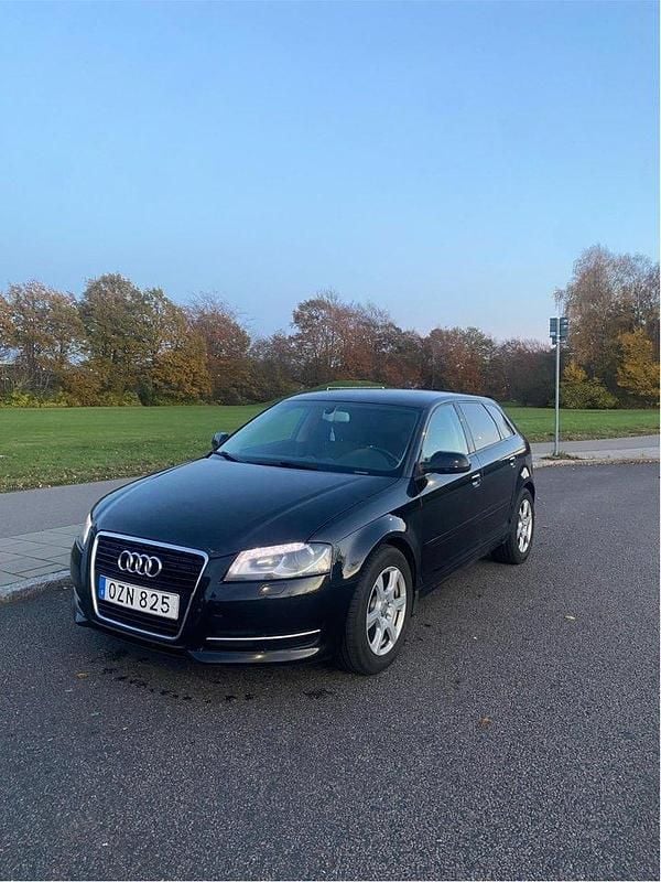 Svart Begagnad 2013 Audi A3 Sportback Attraction Halvkombi | 45 000 kr (Marknadspris) - Bild 1/4