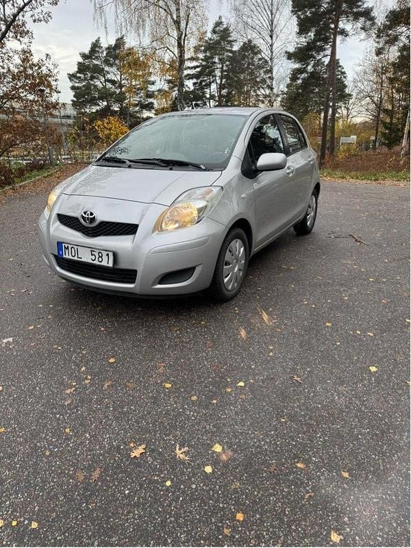 Silver Begagnad 2009 Toyota Yaris Halvkombi | 36 000 kr (Bra pris) - Bild 1/4