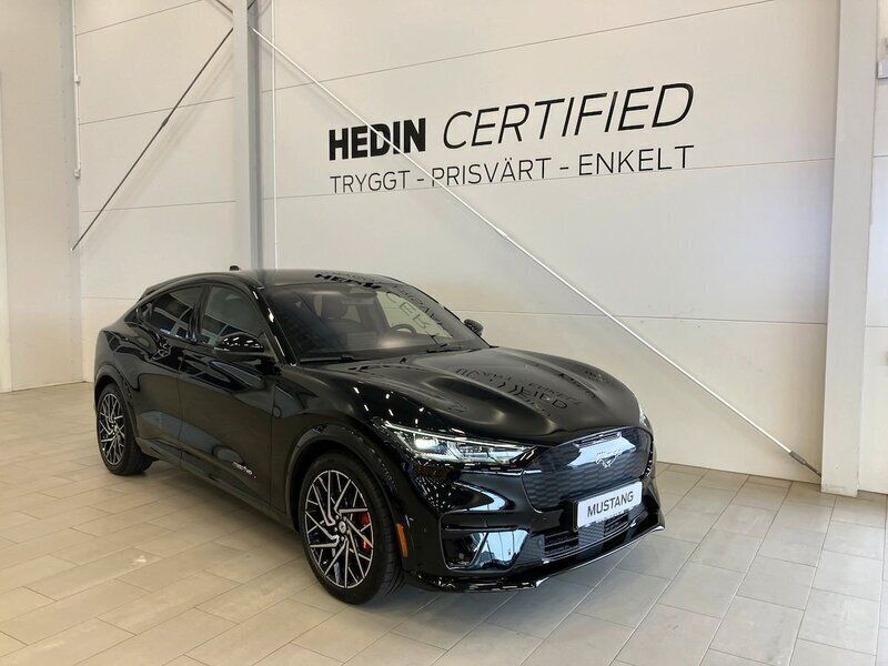 Svart Begagnad 2023 Ford Mustang Mach-E Sport SUV | 669 900 kr - Bild 1/4