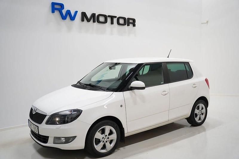 Vit Begagnad 2014 Skoda Fabia Ambition Halvkombi | 119 900 kr (Marknadspris) - Bild 1/4