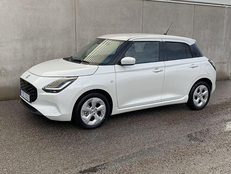 Vit Begagnad 2024 Suzuki Swift Halvkombi | 234 900 kr (Lite dyr) - Bild 1/4