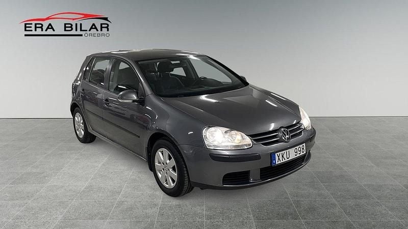 Mörkgrå (grå) Begagnad 2006 VW Golf V Trendline Halvkombi | 39 800 kr (Marknadspris) - Bild 1/4