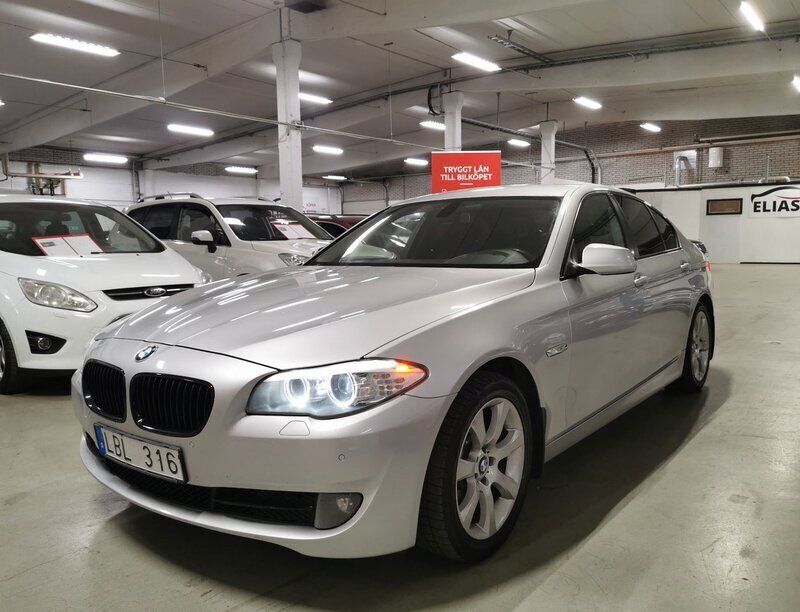 Ljusgrå Begagnad 2010 BMW 520 Sedan | 89 900 kr (Marknadspris) - Bild 1/4