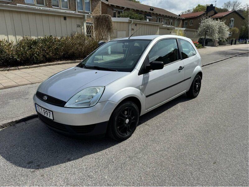 Silver Begagnad 2003 Ford Fiesta Halvkombi | 24 000 kr (Lite dyr) - Bild 1/4