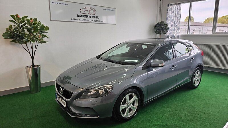 Grå (grå met) Begagnad 2017 Volvo V40 Kinetic Kombi | 163 900 kr (Marknadspris) - Bild 1/4