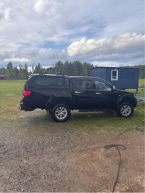 Svart Begagnad 2015 Mitsubishi L200 Pickup | 145 000 kr (Marknadspris) - Bild 1/4