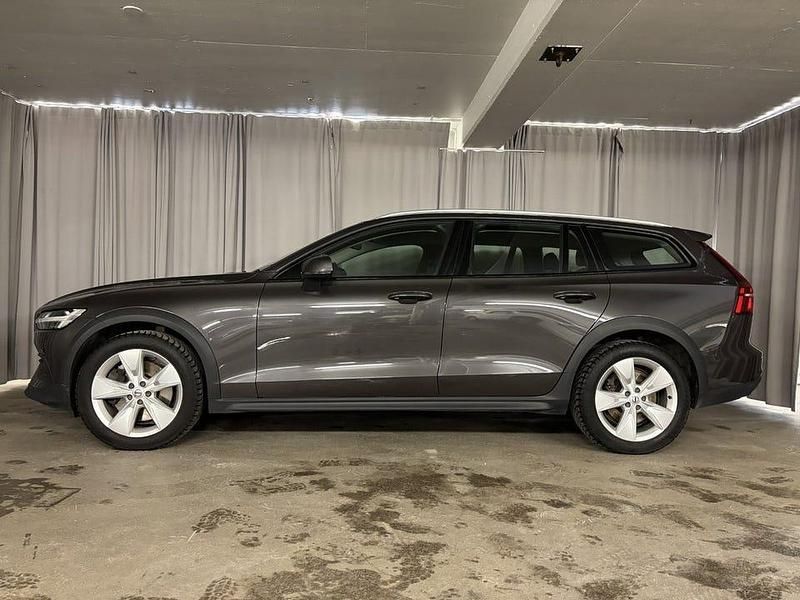 Begagnad Volvo V60 CC Core 197 HK (144 kW) 2023 Grå Kombi