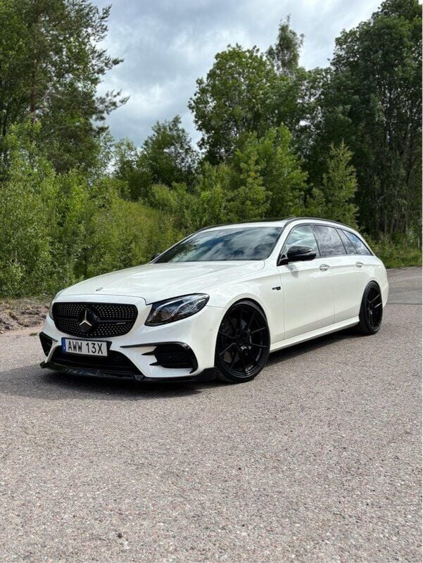 Vit Begagnad 2017 Mercedes E43 AMG AMG Sedan | 395 000 kr (Marknadspris) - Bild 1/4