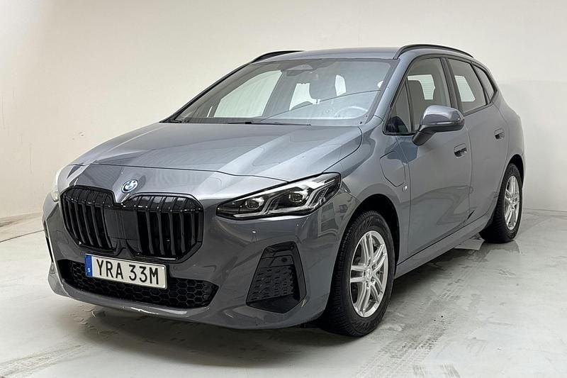 Begagnad BMW 225 Active Tourer M Sport 245 HK (180 kW) 2024 Grå Minibuss