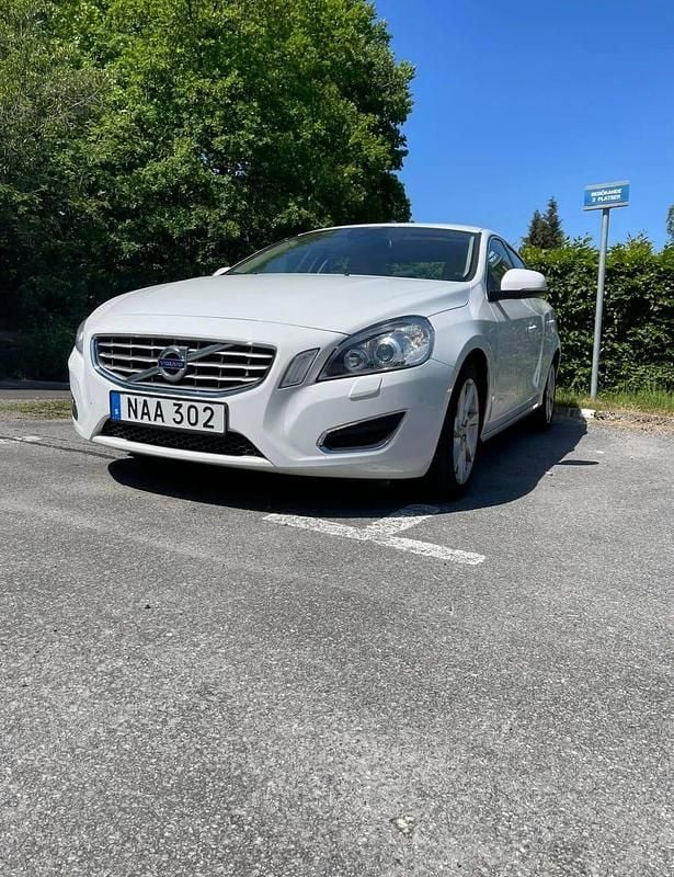 Vit Begagnad 2013 Volvo S60 Sedan | 110 000 kr (Marknadspris) - Bild 1/4