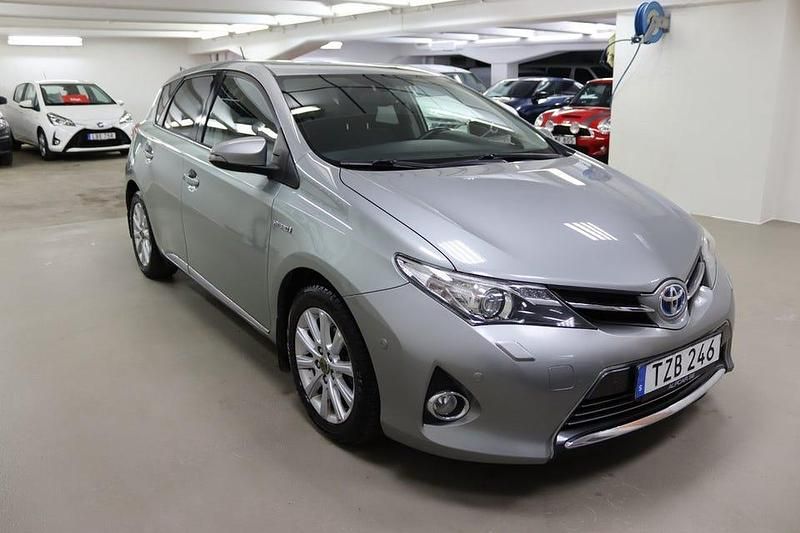 Begagnad Toyota Auris Hybrid Executive 136 HK (100 kW) 2014 Grå Halvkombi