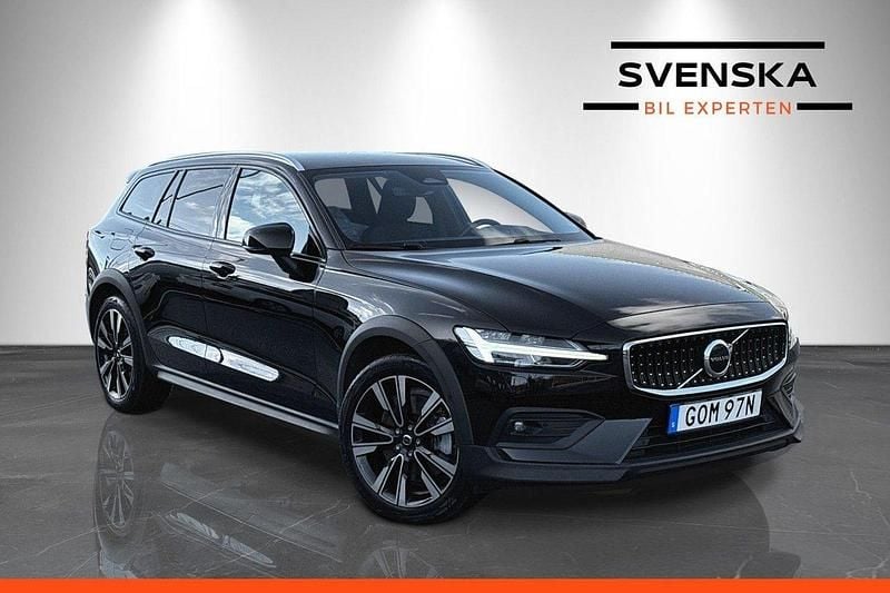 Svart Begagnad 2022 Volvo V60 CC Momentum Kombi | 379 900 kr (Marknadspris) - Bild 1/4