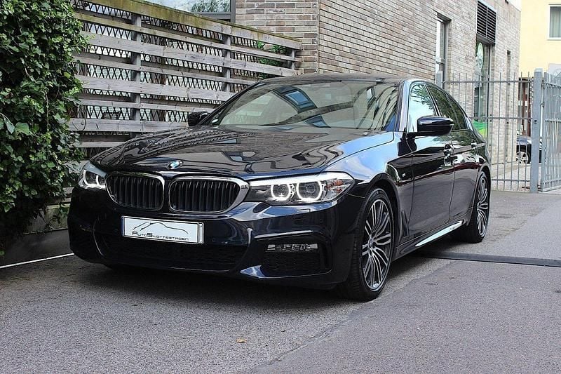 Svart (carbonsvart metallic) Begagnad 2017 BMW 520 M Sport Sedan | 319 900 kr (Marknadspris) - Bild 1/4