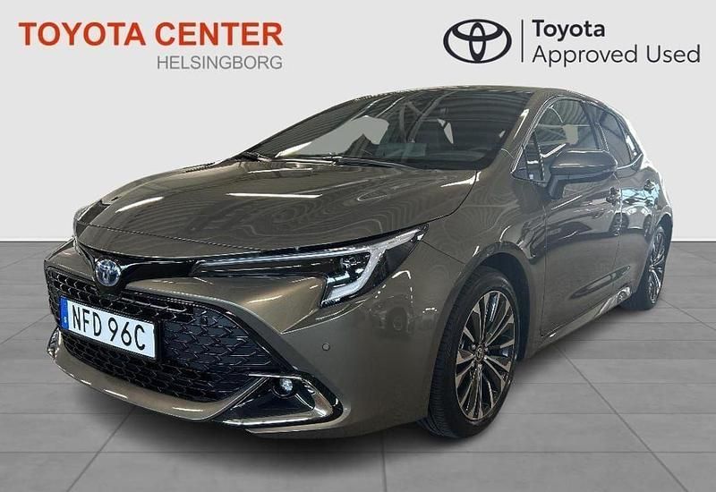 Grön Begagnad 2024 Toyota Corolla Hybrid Style Halvkombi | 329 900 kr (Lite dyr) - Bild 1/4