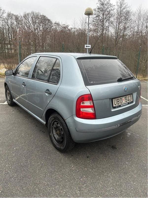 Grå Begagnad 2003 Skoda Fabia Halvkombi | 24 999 kr (Marknadspris) - Bild 1/3