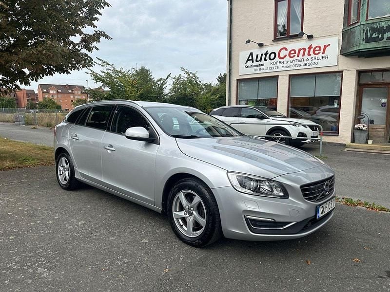 Silver Begagnad 2016 Volvo V60 Summum Kombi | 139 000 kr (Marknadspris) - Bild 1/4