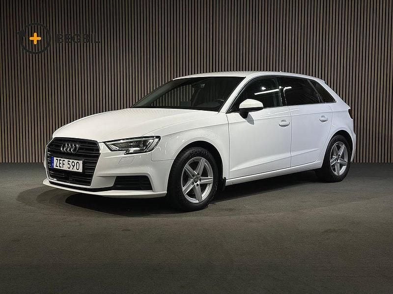 Vit Begagnad 2018 Audi A3 Sportback Comfort Halvkombi | 159 800 kr (Marknadspris) - Bild 1/4