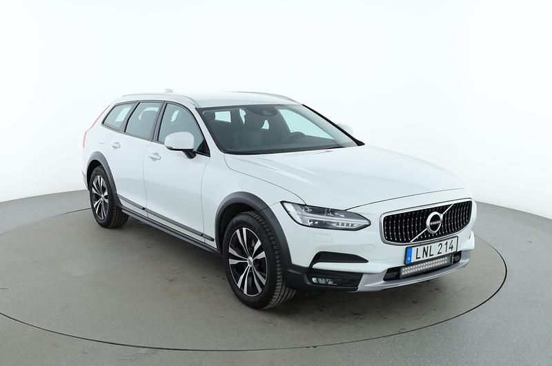 Begagnad Volvo V90 CC 192 HK (141 kW) 2019 Vit Kombi