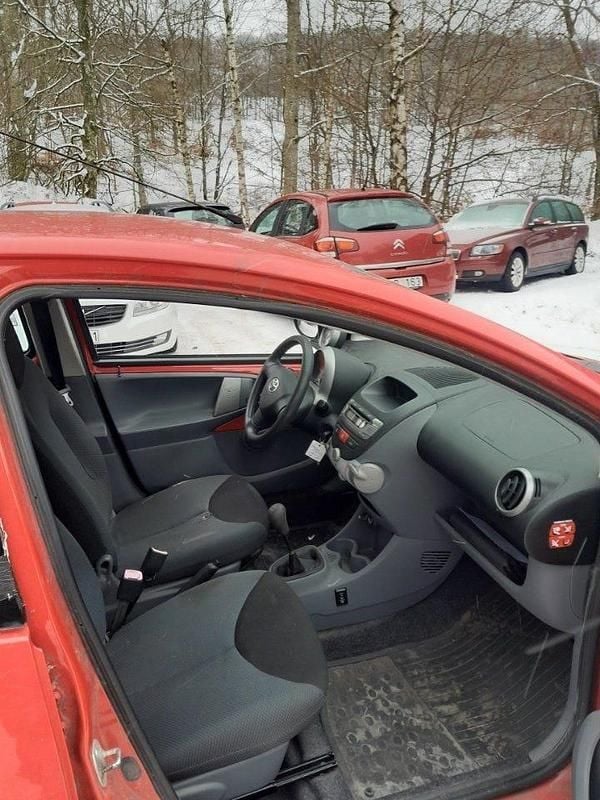 Begagnad Toyota Aygo 68 HK (50 kW) 2006 Röd Halvkombi