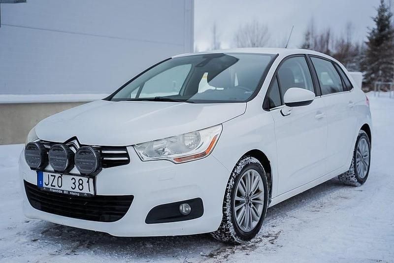 Vit Begagnad 2013 Citroën C4 Halvkombi | 59 900 kr (Marknadspris) - Bild 1/4