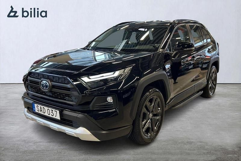 Svart Begagnad 2022 Toyota RAV4 Hybrid SUV | 389 900 kr (Marknadspris) - Bild 1/3