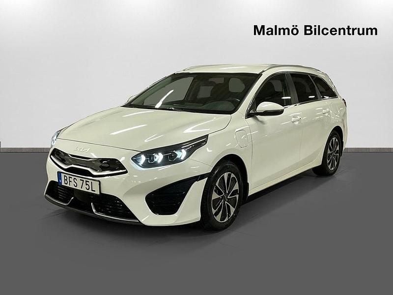 Vit Begagnad 2024 Kia Ceed Sportswagon Advance Kombi | 289 900 kr (Marknadspris) - Bild 1/4