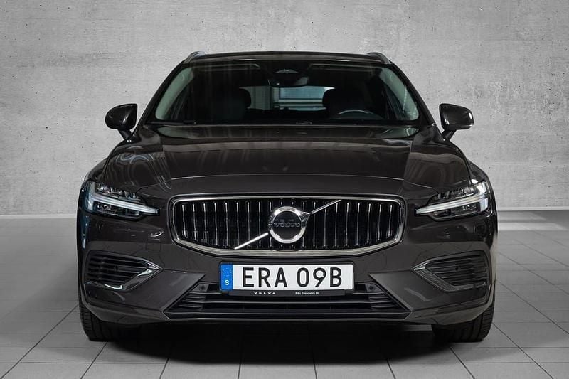 Grå Begagnad 2023 Volvo V60 Core Kombi | 399 000 kr (Bra pris) - Bild 1/4