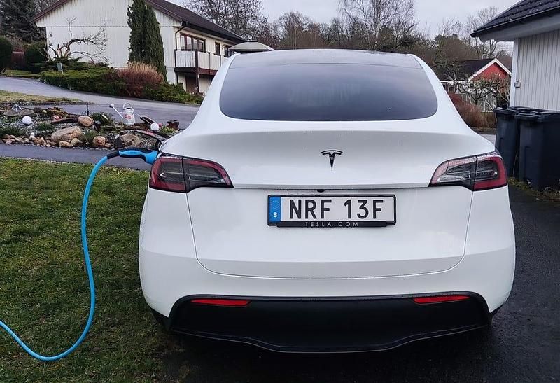 Begagnad Tesla Model Y Long Range RWD 250 kW (340 HK) 2024 Vit SUV
