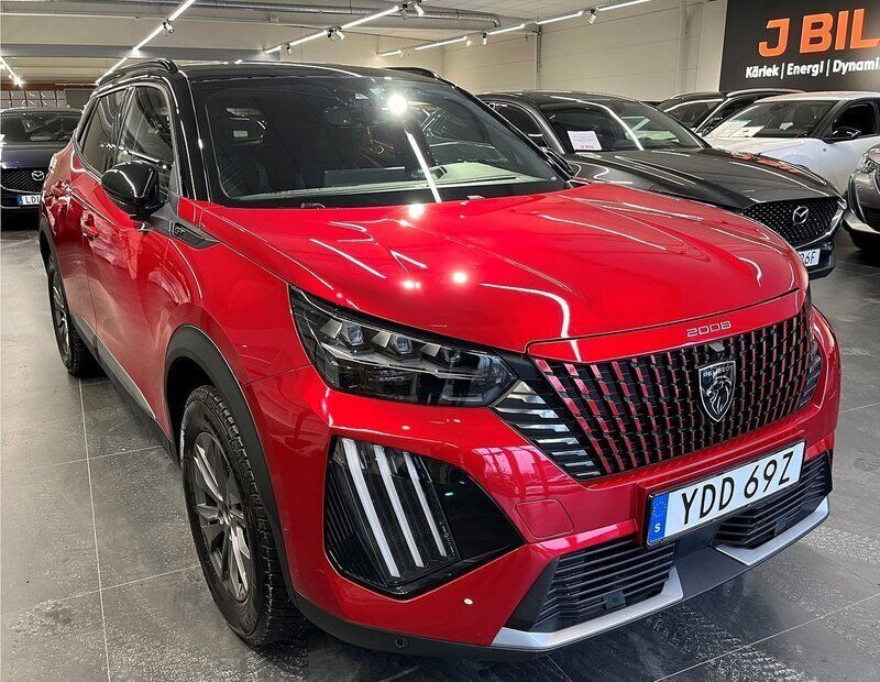 Röd (röd elixir) Begagnad 2023 Peugeot 2008 GT SUV | 259 900 kr (Marknadspris) - Bild 1/4