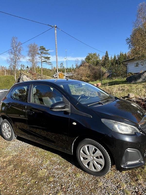 Svart Begagnad 2015 Peugeot 108 Halvkombi | 63 000 kr (Marknadspris) - Bild 1/4