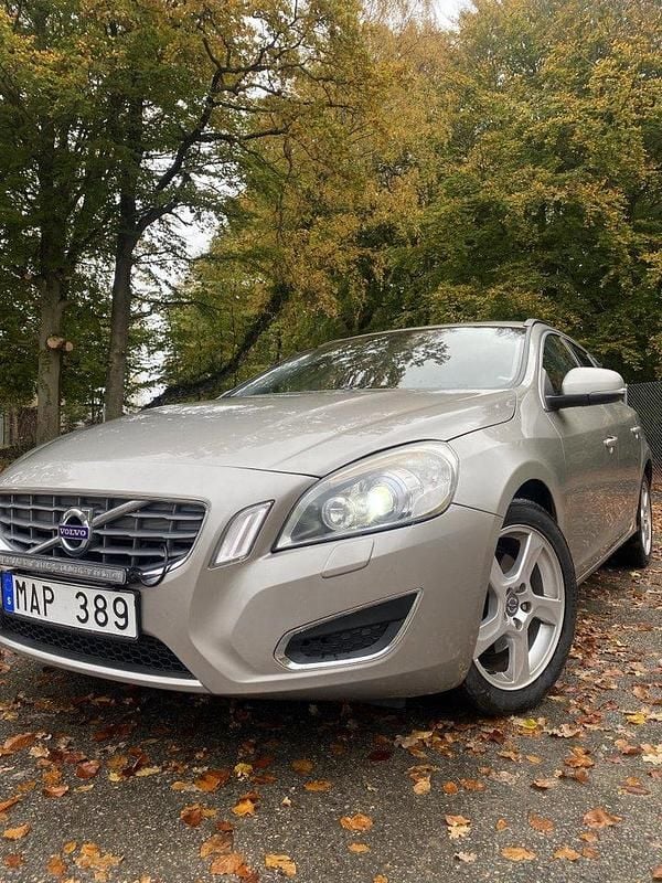 Brun Begagnad 2012 Volvo V60 Momentum Kombi | 68 900 kr (Superpris) - Bild 1/4