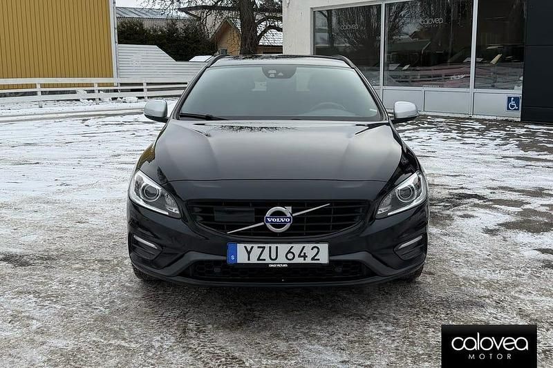 Begagnad Volvo V60 R-Design 234 HK (172 kW) 2017 Svart Kombi