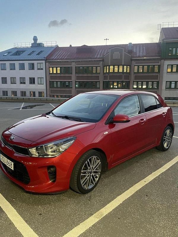 Röd Begagnad 2017 Kia Rio 2 Halvkombi | 90 000 kr (Marknadspris) - Bild 1/4