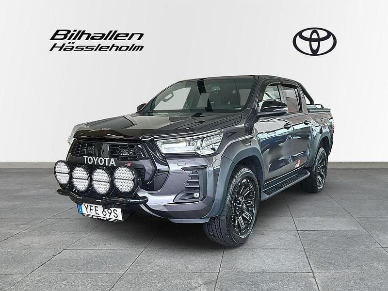 Mörkgrå (grå) Begagnad 2023 Toyota HiLux Sport Pickup | 649 900 kr (Dyr) - Bild 1/4